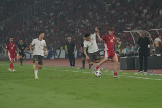 Penyerang Timnas Indonesia, Ole Romeny saat berduel dengan penyerang China