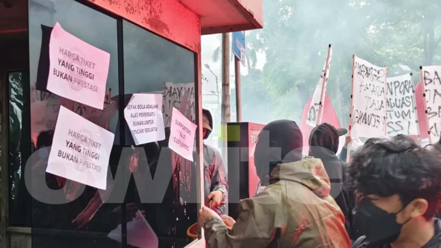 Ultras Garuda Grebek GBK Arena Minta Revolusi Total PSSI