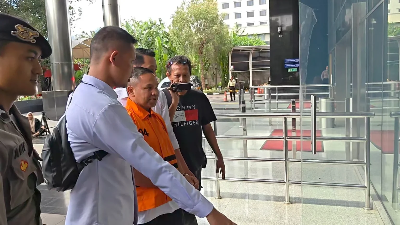 Gubernur Riau, Abdul Wahid memakai rompi tahanan KPK