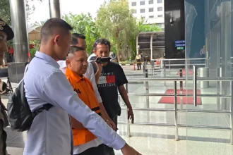 Gubernur Riau, Abdul Wahid memakai rompi tahanan KPK