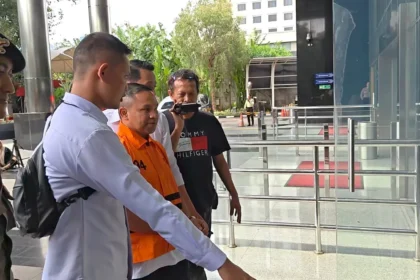 Gubernur Riau, Abdul Wahid memakai rompi tahanan KPK