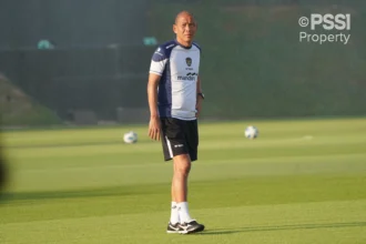 Pelatih Timnas Indonesia u-17, Nova Arianto saat memimpin latihan tim