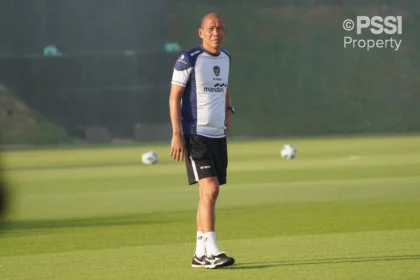 Pelatih Timnas Indonesia u-17, Nova Arianto saat memimpin latihan tim