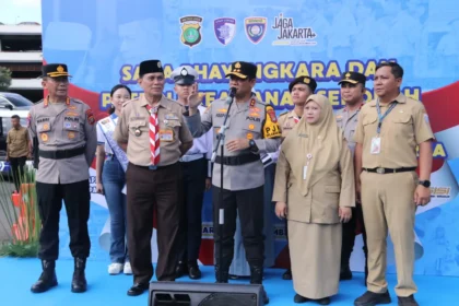 Kapolda Metro Jaya, Irjen Pol Asep Edi Suheri, saat mencanangkan program Deklarasi Jaga Jakarta di Lapangan Bhayangkara Polda Metro Jaya, Senin (17/11/2025).