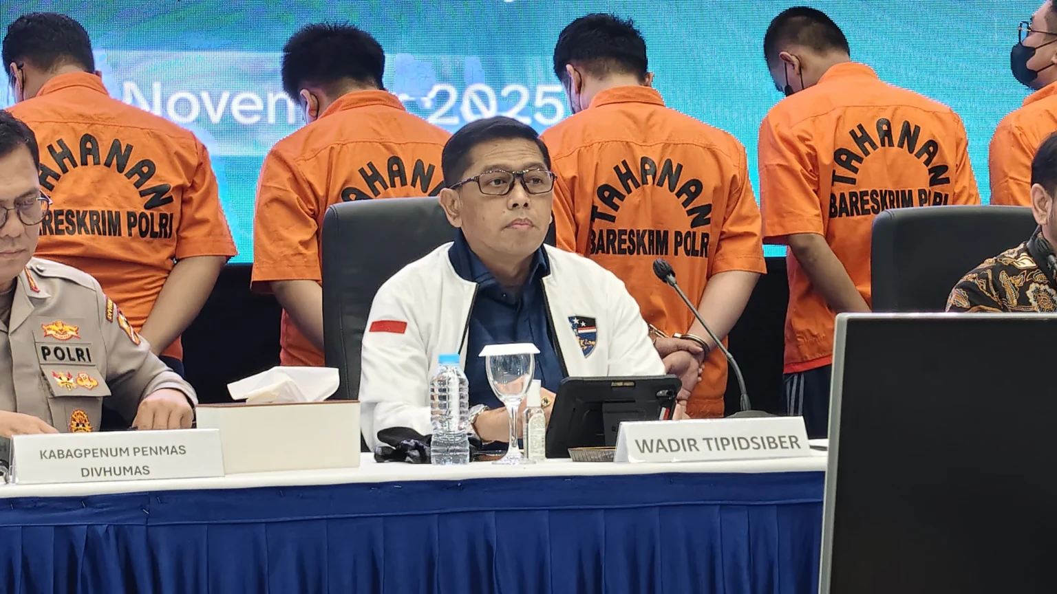 Wadirresiber Bareskrim Mabes Polri, Kombes pol Andri Sudarmadi saat konferensi pers pengungkapan kasus tindak pidana siber di Mabes Polri.