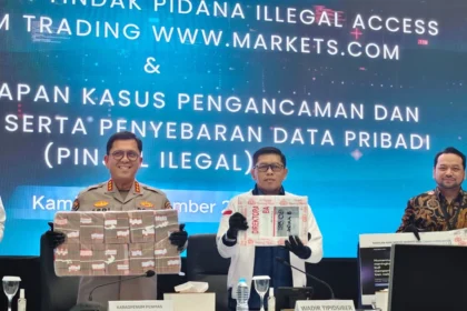 Wadirresiber Bareskrim Polri Kombes Pol Andri Sudarmadi memegang barang bukti kasus pengancaman dari pinjol ilegal.