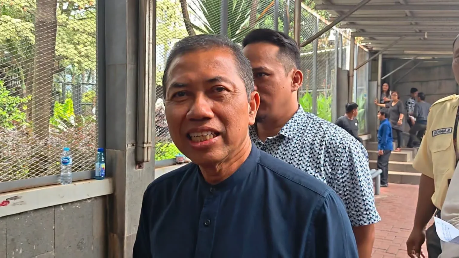 Suami Ira Puspadewi, Zaim Uchrowi