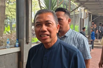Suami Ira Puspadewi, Zaim Uchrowi