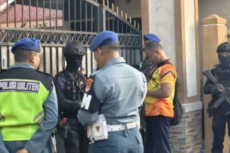 Petugas keamanan dan pihak kepolisian di SMAN 72