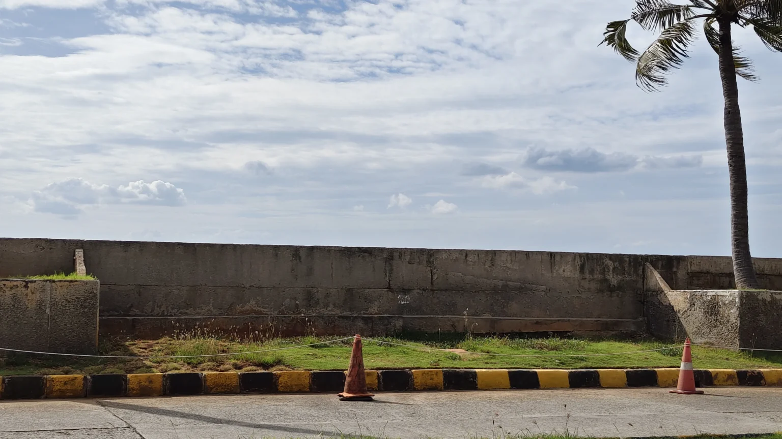 Tanggul laut yang terletak di Pantai Mutiara