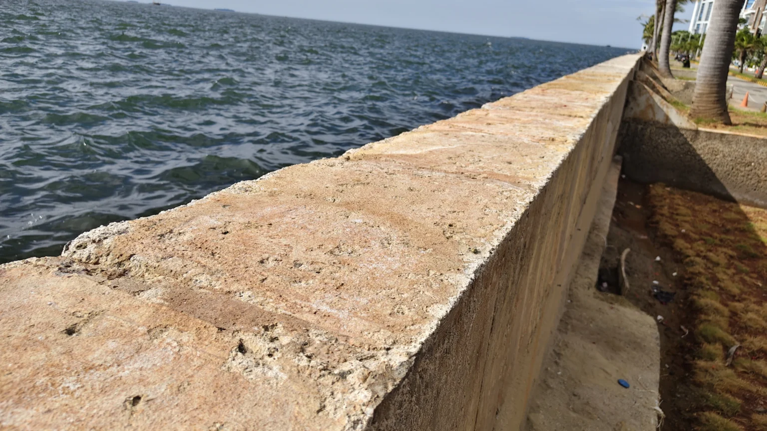 Tanggul laut yang terdapat di Pantai Mutiara