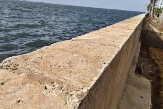 Tanggul laut yang terdapat di Pantai Mutiara