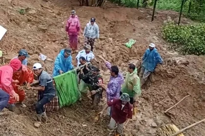 evakuasi anggota TNI yang menjadi korban longsor