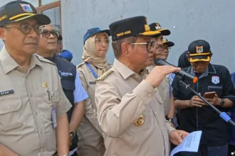 Gubernur DKI Jakarta, Pramono Anung meninjau lokasi tanggul jebol di kawasan Jati Padang.