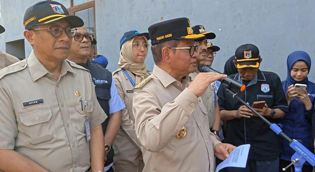 Gubernur DKI Jakarta, Pramono Anung meninjau lokasi tanggul jebol di kawasan Jati Padang.