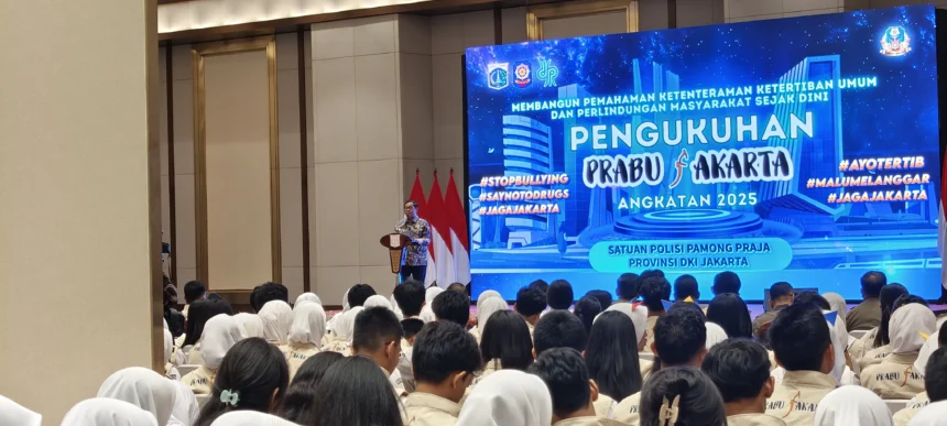 Gubernur DKI Jakarta, Pramono Anung saat memberikan arahan kepada pelajar