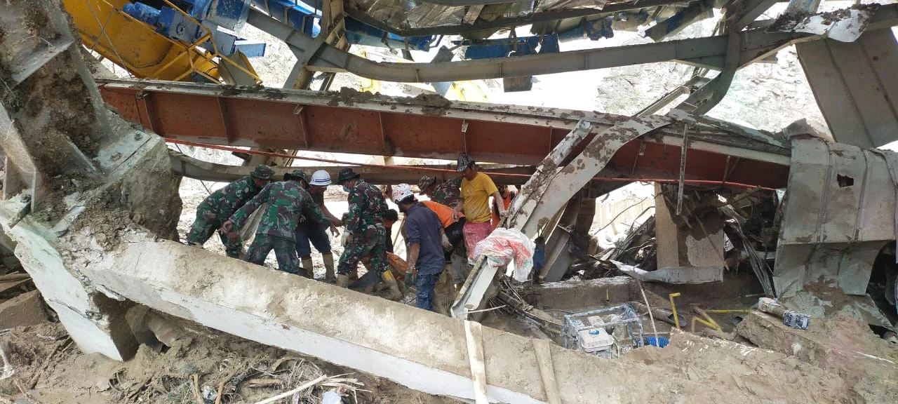 Tim SAR Gabungan saat mencari korban tanah longsor di area Proyek Pembangkit Listrik Tenaga Minihidro (PLTM) Kabupaten Tapanuli Utara
