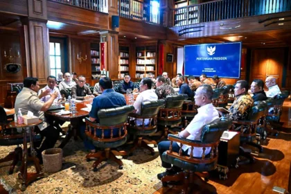 Presiden Prabowo Subianto, bertemu dengan anggota Kabinet Merah Putih untuk membahas agenda bidang kehutanan dan pertambangan, di kediaman pribadinya