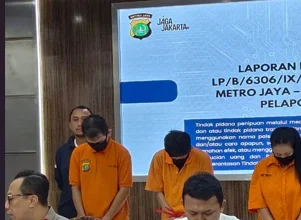 Kasubdit 3 Ditresiber Polda Metro Jaya, AKBP Rafflessaat konferensi pers