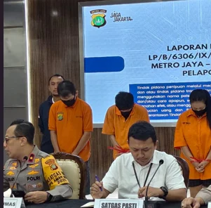 Kasubdit 3 Ditresiber Polda Metro Jaya, AKBP Rafflessaat konferensi pers