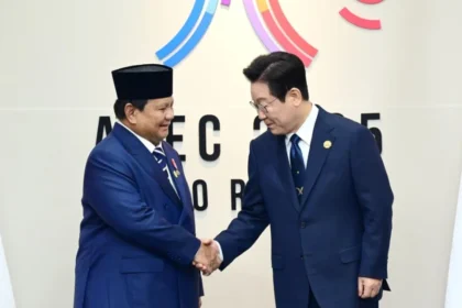 Presiden RI Prabowo Subianto dan Presiden Korea Selatan Lee Jae Myung di sela-sela KTT APEC 2025