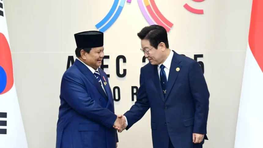 Presiden RI Prabowo Subianto dan Presiden Korea Selatan Lee Jae Myung di sela-sela KTT APEC 2025