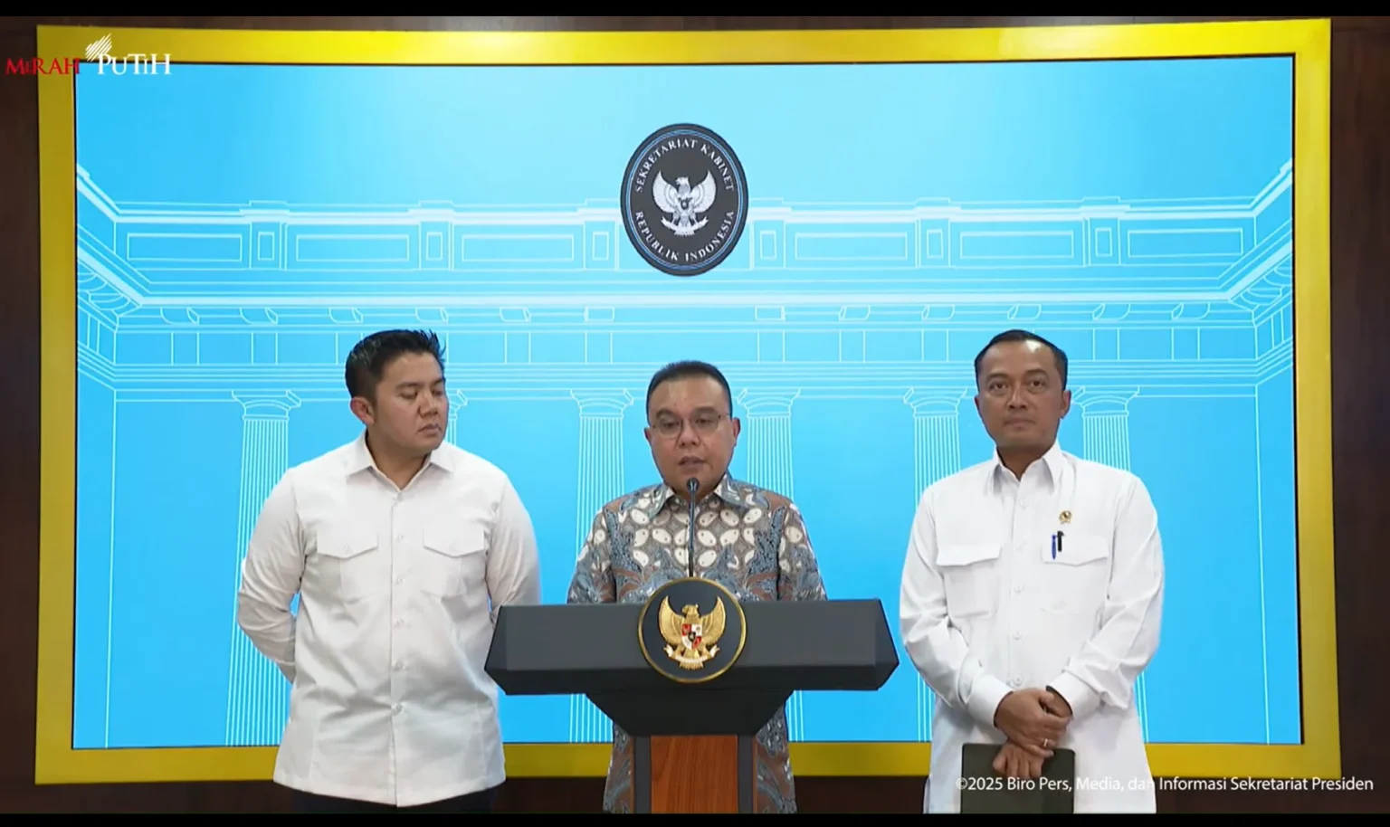 Wakil Ketua DPR Sufmi Dasco Ahmad didampingi didampingi Mensesneg Prasetyo Hadi dan Seskab Letkol Inf Teddy Indra Wijaya