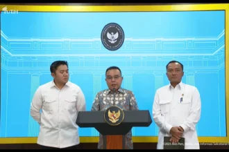 Wakil Ketua DPR Sufmi Dasco Ahmad didampingi didampingi Mensesneg Prasetyo Hadi dan Seskab Letkol Inf Teddy Indra Wijaya