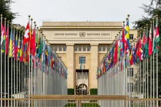 Ilustrasi, Bendera mewakili anggota PBB di depan gedung Perserikatan Bangsa-Bangsa di Jenewa, Swiss