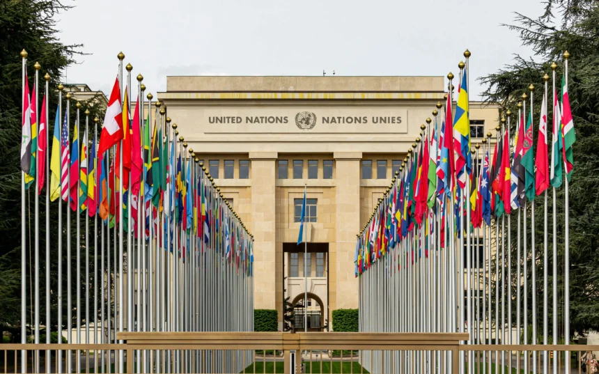 Ilustrasi, Bendera mewakili anggota PBB di depan gedung Perserikatan Bangsa-Bangsa di Jenewa, Swiss