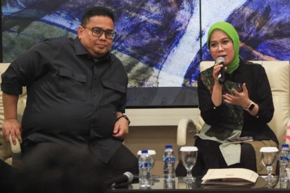 Komisioner KPU Iffa Rosita (kanan) bersama Ketua Bawaslu Rahmat Bagja (kiri) menyampaikan paparan saat diskusi yang digelar Koalisi Pewarta Pemilu dan Demokrasi (KPP-DEM) di Gedung KPU, Jakarta, Selasa (28/10/2025). Diskusi tersebut membahas tema Tantangan Digitalisasi Pemilu dan Bonus Demografi Menuju Indonesia Emas.