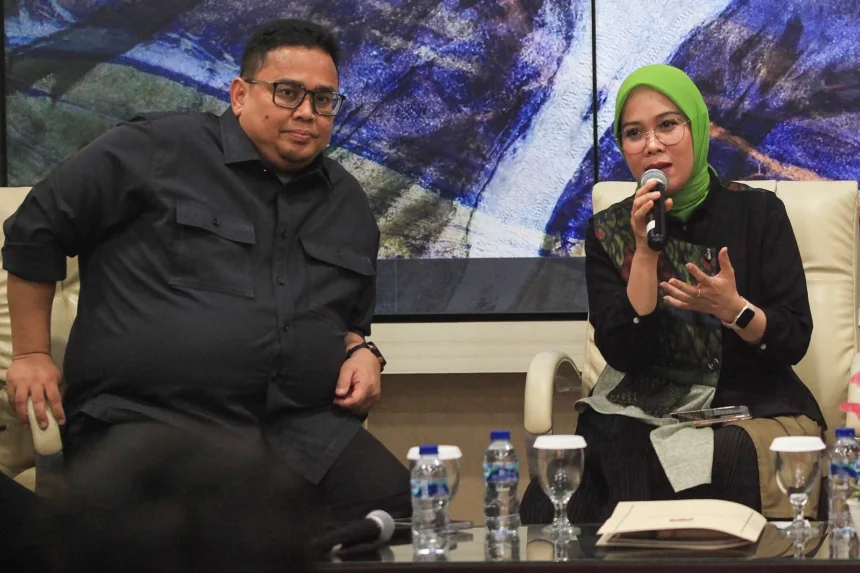 Komisioner KPU Iffa Rosita (kanan) bersama Ketua Bawaslu Rahmat Bagja (kiri) menyampaikan paparan saat diskusi yang digelar Koalisi Pewarta Pemilu dan Demokrasi (KPP-DEM) di Gedung KPU, Jakarta, Selasa (28/10/2025). Diskusi tersebut membahas tema Tantangan Digitalisasi Pemilu dan Bonus Demografi Menuju Indonesia Emas.