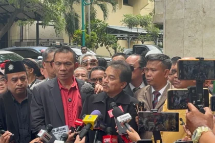 Roy Suryo saat memberikan keterangan dengan awak media