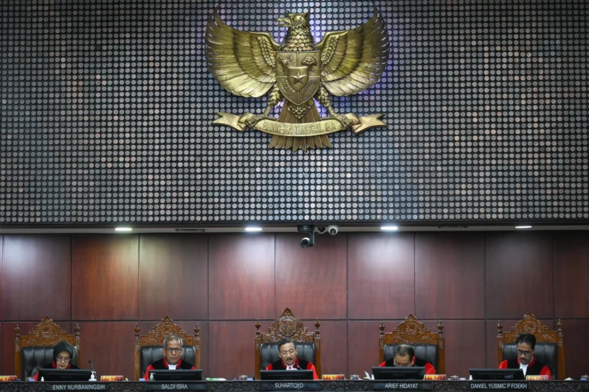 Ketua Mahkamah Konstitusi (MK) Suhartoyo (tengah) didampingi Wakil Ketua MK Saldi Isra (kedua kiri), anggota Majelis Hakim MK Arief Hidayat (kedua kanan), Daniel Yusmic P. Foekh (kanan) dan Enny Nurbaningsih (kiri) membacakan putusan uji materiil UU Polri di Gedung MK, Jakarta, Kamis (13/11/2025). MK mengabulkan uji materiil terhadap pasal 28 ayat (3) UU No. 2 tahun 2002 tentang Kepolisian Negara Republik Indonesia sehingga kini anggota Polri aktif harus mengundurkan diri atau pensiun untuk menduduki jabatan di luar kepolisian.