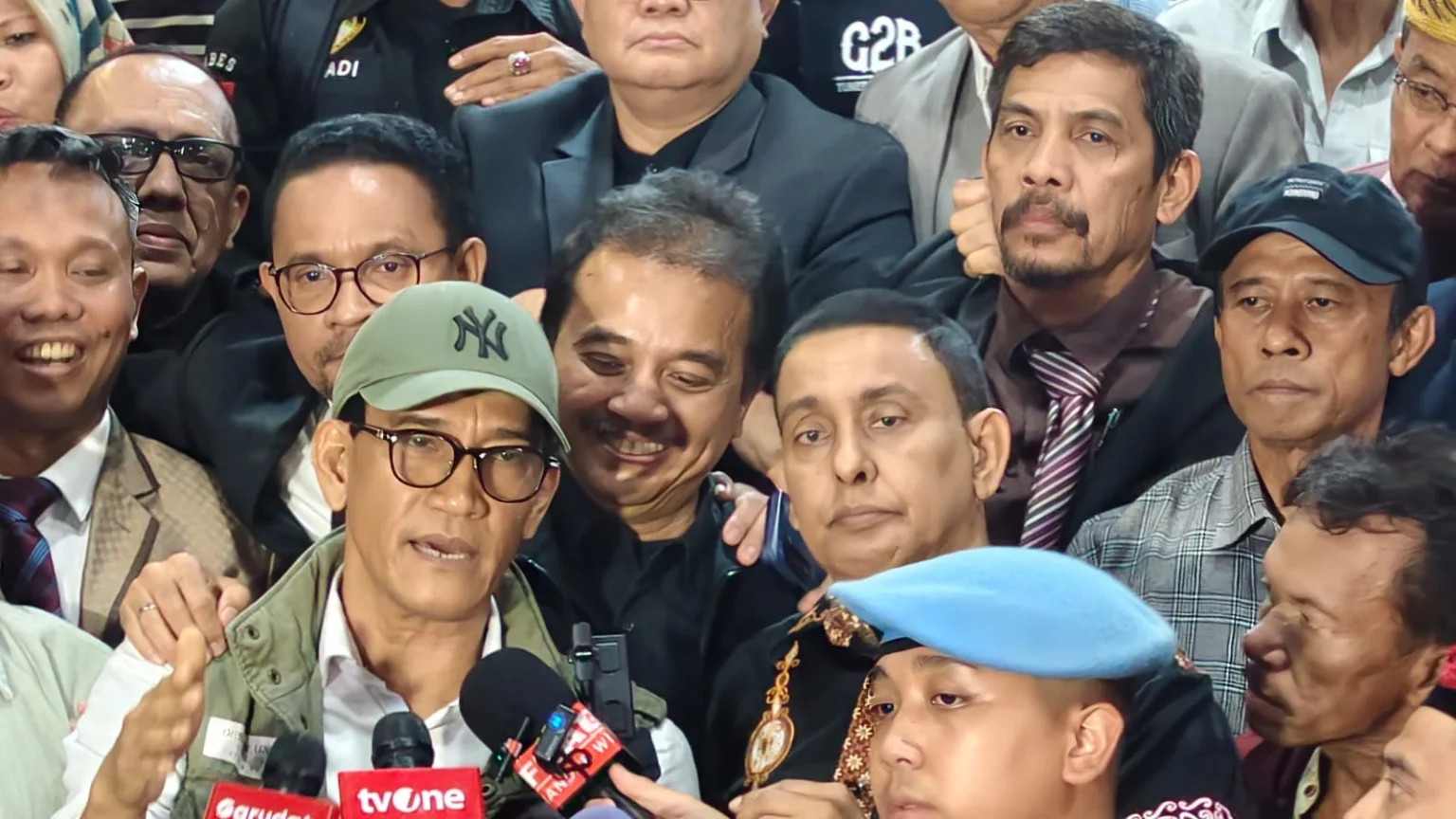 Pakar Hukum Tata Negara Refly Harun, Roy Suryo bersama pengacara lainnya saat memberikan keterangan pers.