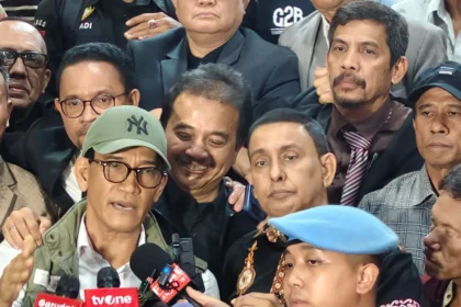 Pakar Hukum Tata Negara Refly Harun, Roy Suryo bersama pengacara lainnya saat memberikan keterangan pers.