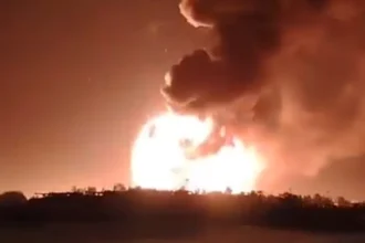 Ledakan dahsyat mengguncang sebuah pabrik kimia yang berlokasi di kawasan industri Carlos Spegazzini, Ezeiza, Argentina, pada Jumat (14/11) waktu setempat.