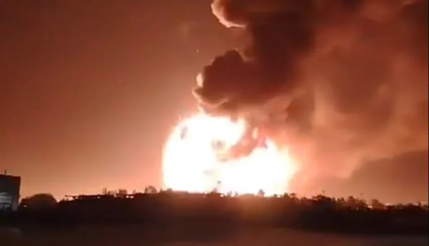 Ledakan dahsyat mengguncang sebuah pabrik kimia yang berlokasi di kawasan industri Carlos Spegazzini, Ezeiza, Argentina, pada Jumat (14/11) waktu setempat.