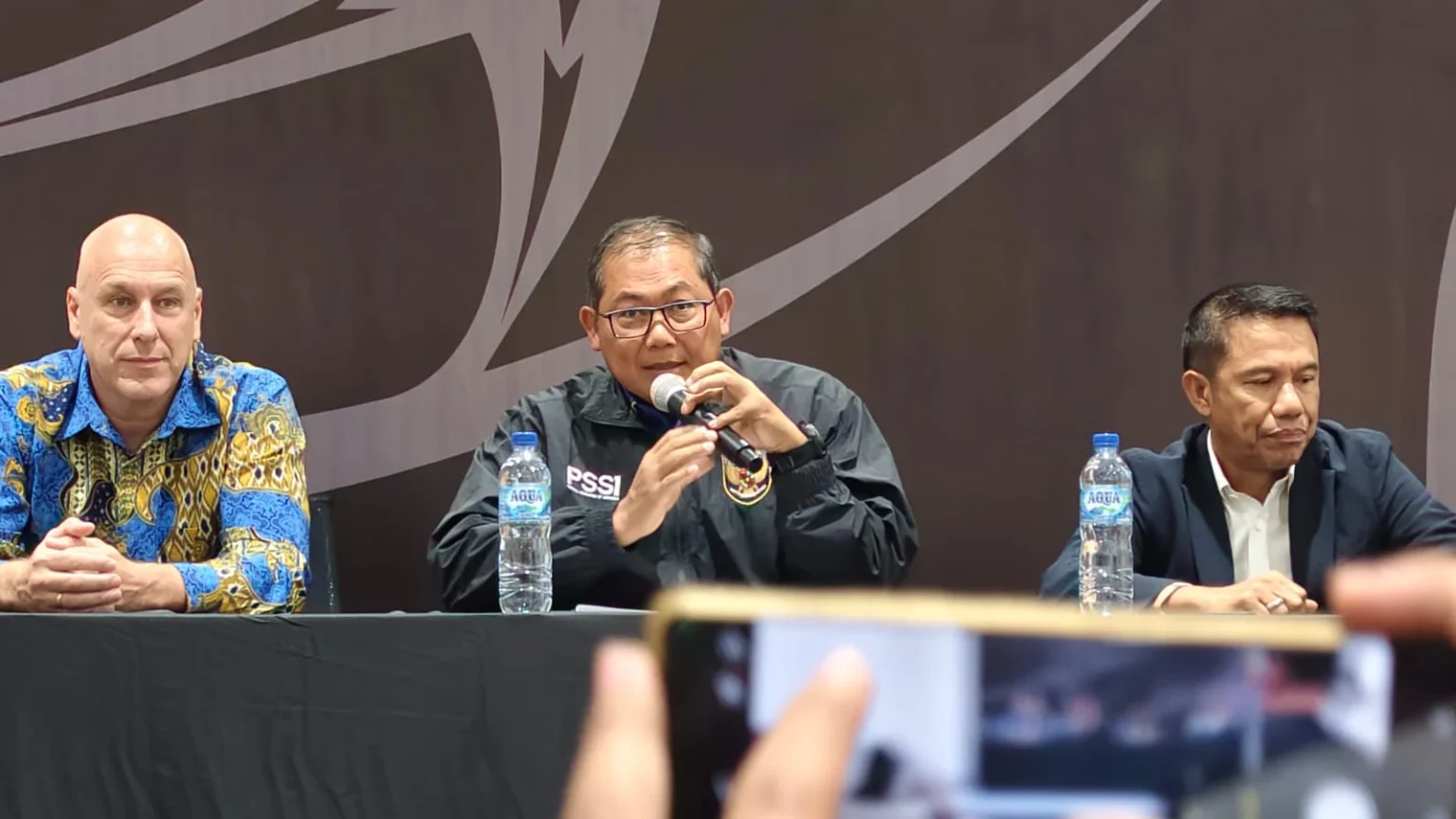 Direktur Teknik PSSI, Alexander Zwiers, Ketua BTN, Sumardji, dan Sekjen PSSI, Yunus Nusi