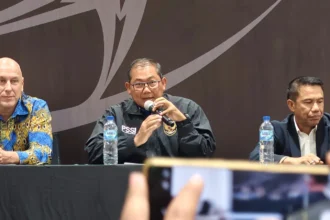 Direktur Teknik PSSI, Alexander Zwiers, Ketua BTN, Sumardji, dan Sekjen PSSI, Yunus Nusi