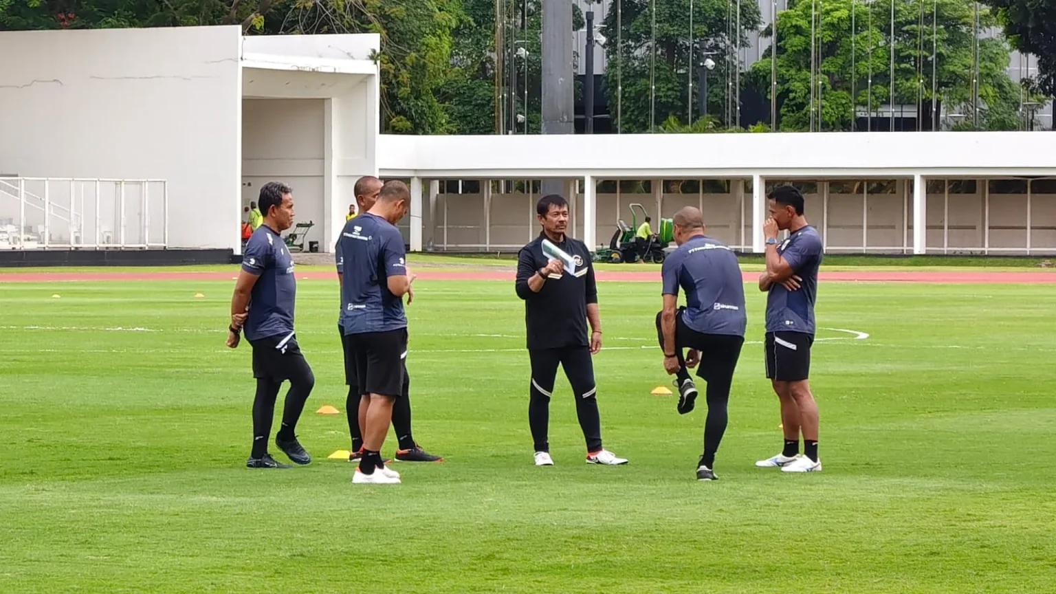 Pelatih Timnas Indonesia U-22, Indra Sjafri saat memimpin latihan di Stadion Madya