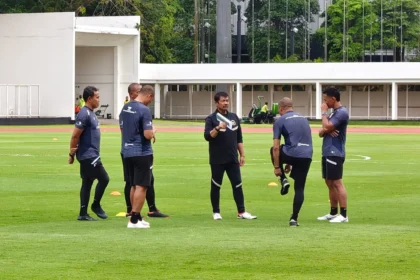 Pelatih Timnas Indonesia U-22, Indra Sjafri saat memimpin latihan di Stadion Madya