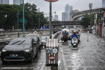Kendaraan menerobos banjir di Jalan Terusan H. R. Rasuna Said, Jakarta, Selasa