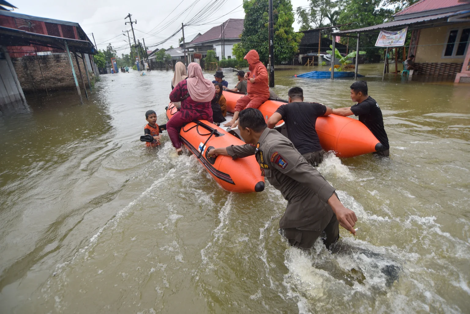 Petugas SAR gabungan mengevakuasi warga yang terdampak banjir di Parak Jambu, Dadok Tunggul Hitam, Padang, Sumatera Barat, Selasa (25/11/2025). Intensitas curah hujan tinggi membuat sejumlah sungai besar di kota itu meluap dan merendam ratusan rumah.