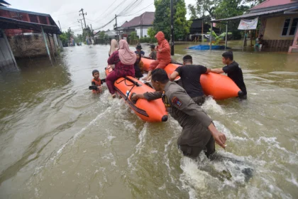 Petugas SAR gabungan mengevakuasi warga yang terdampak banjir di Parak Jambu, Dadok Tunggul Hitam, Padang, Sumatera Barat, Selasa (25/11/2025). Intensitas curah hujan tinggi membuat sejumlah sungai besar di kota itu meluap dan merendam ratusan rumah.