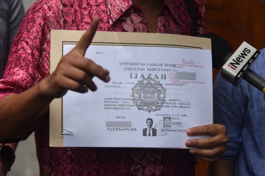 Ilustrasi salinan ijazah Jokowi