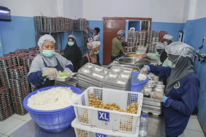 Ilustrasi, Sejumlah petugas mempersiapkan menu Makan Bergizi Gratis