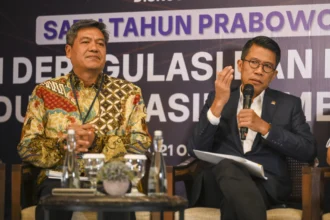 Ketua Komisi XI DPR Mukhamad Misbakhun (kanan) bersama Plt Direktur Jenderal Industri Agro Kemenperin Putu Juli Ardika