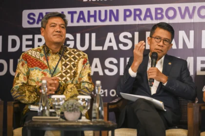Ketua Komisi XI DPR Mukhamad Misbakhun (kanan) bersama Plt Direktur Jenderal Industri Agro Kemenperin Putu Juli Ardika