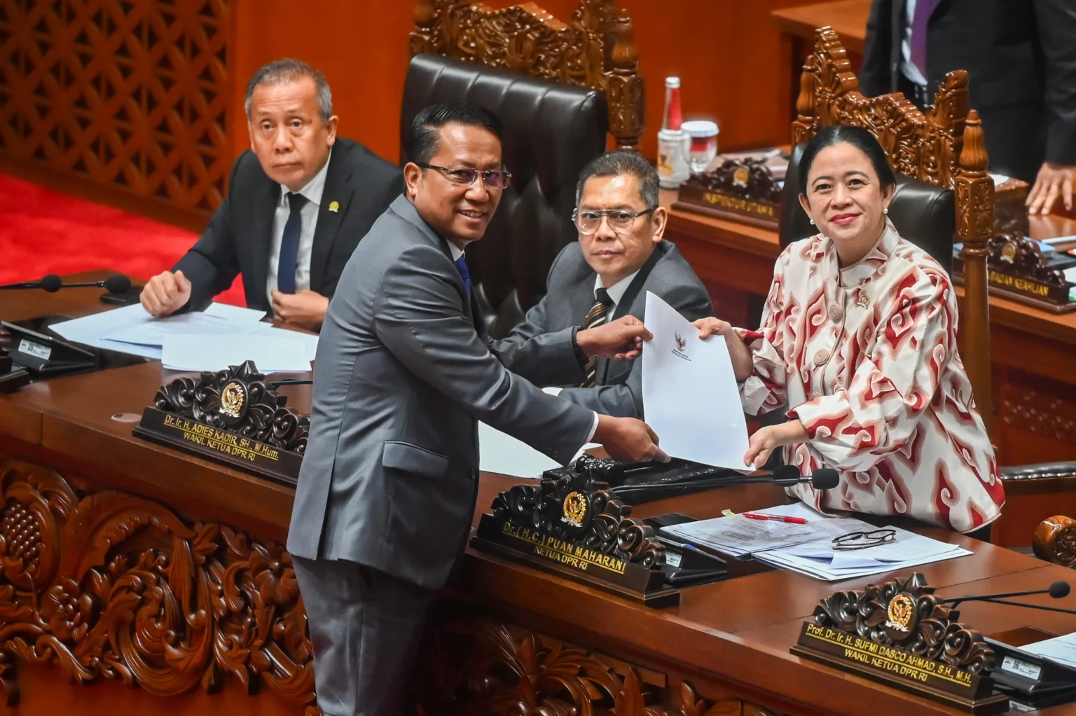 Menteri Hukum Supratman Andi Agtas (kedua kiri) menyerahkan berkas pendapat akhir kepada Ketua DPR Puan Maharani (kanan) yang disaksikan oleh Wakil Ketua DPR Adies Kadir (kedua kanan) dan Saan Mustopa (kiri) pada Rapat Paripurna ke-8 DPR RI Masa Persidangan II Tahun Sidang 205-2026 di Kompleks Parlemen, Senayan, Jakarta, Selasa (18/11/2025). Dalam rapat tersebut DPR menyetujui Rancangan Undang-Undang (RUU) tentang Perubahan atas Undang-Undang Nomor 8 Tahun 1981 tentang Kitab Undang-Undang Hukum Acara Pidana (KUHAP) untuk disahkan menjadi undang-undang.